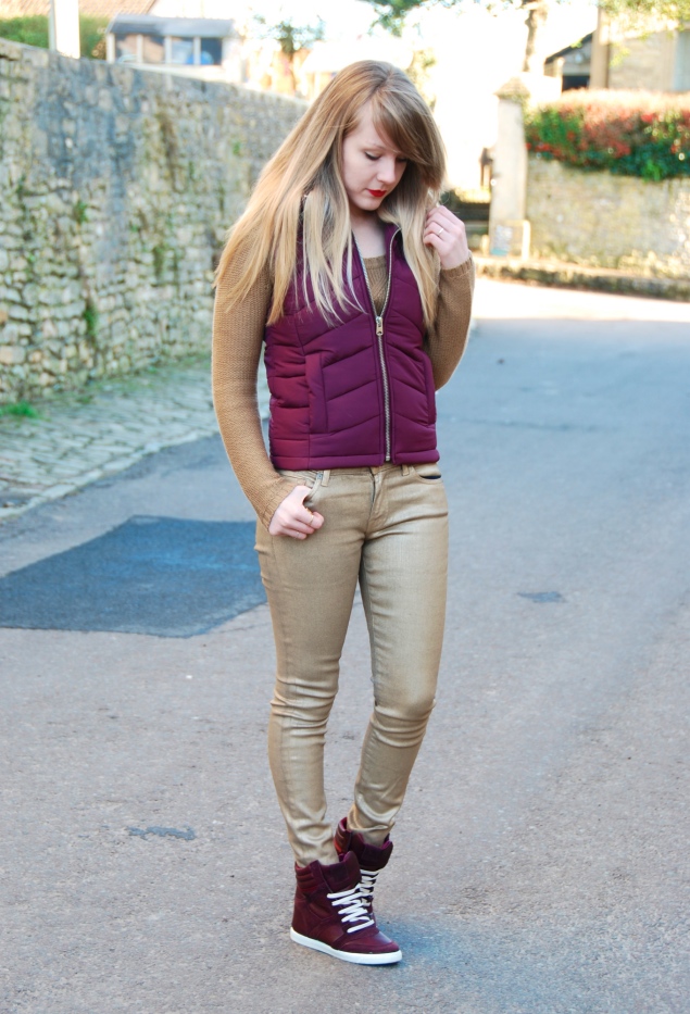 gold-jeans-burgundy-top