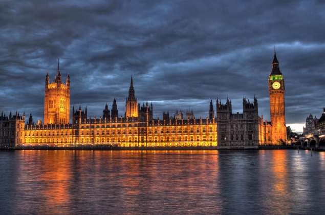 london-Parliament-and-Big-Ben-at-night