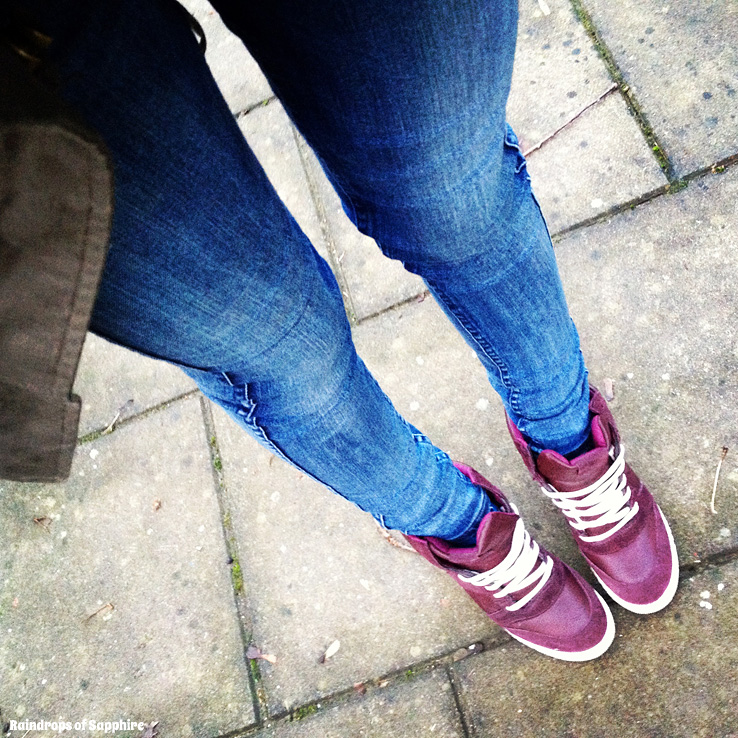 lorna-burford-bleulab-jeans-sneakers