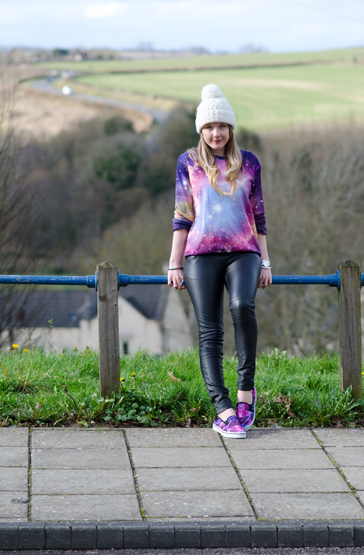 galaxy-outfit-hat-blogger-leather-pants