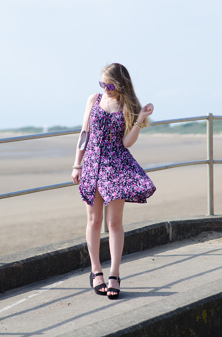 urban-renewal-floral-vintage-dress-beach-blogger