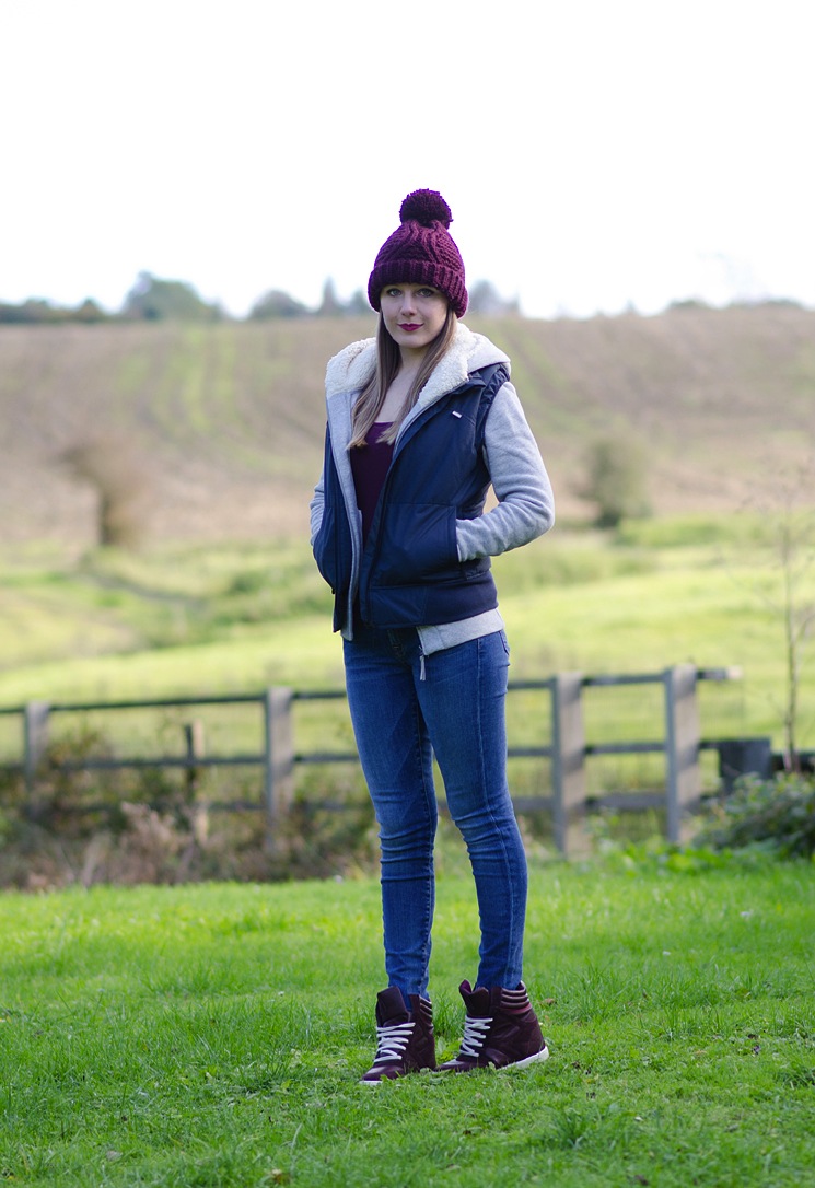 country-walk-outfit-with-bench