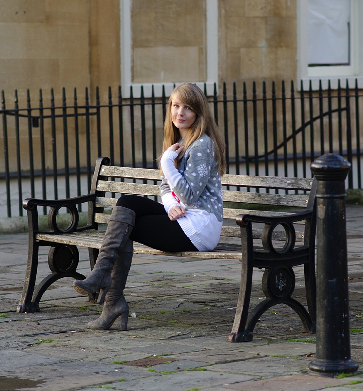 blogger-sitting-on-a-bench