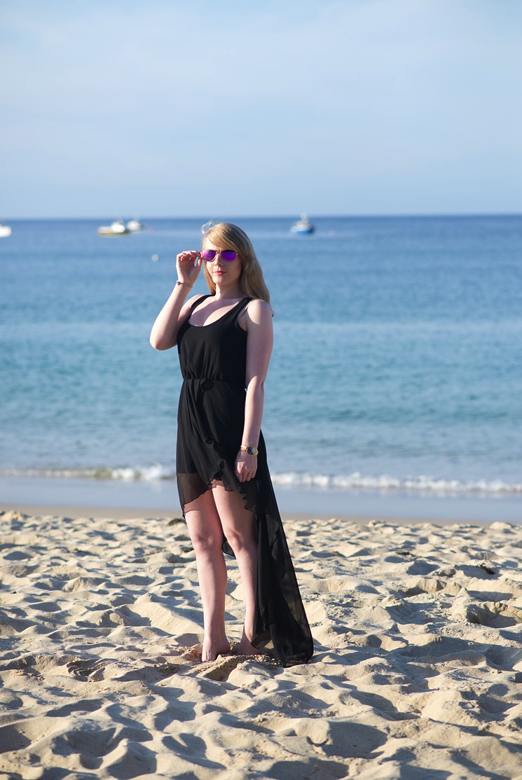 black-dress-blue-sea-blogger-beach