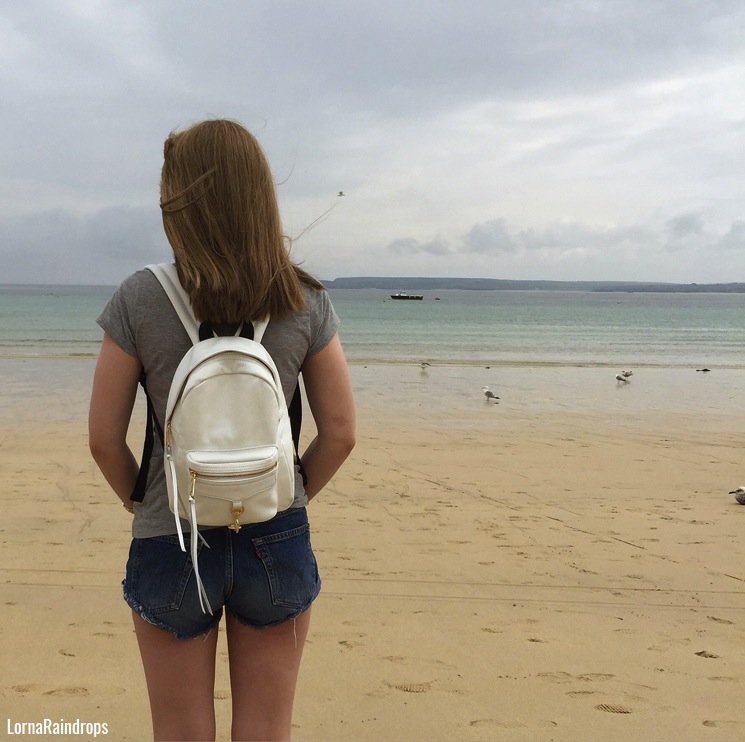blogger-beach-levis-shorts
