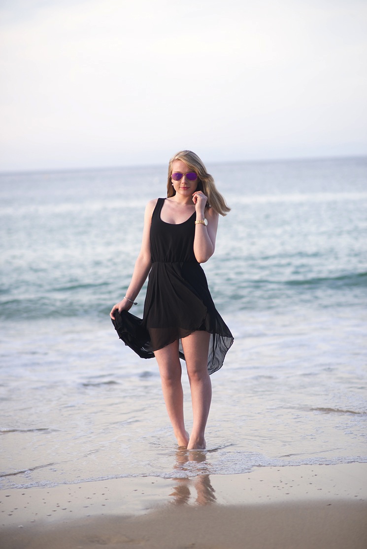 blogger-in-wind-beach