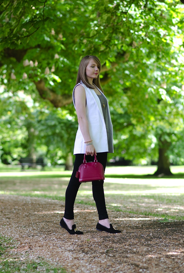 blogger-skinny-black-jeans-white-waistcoat