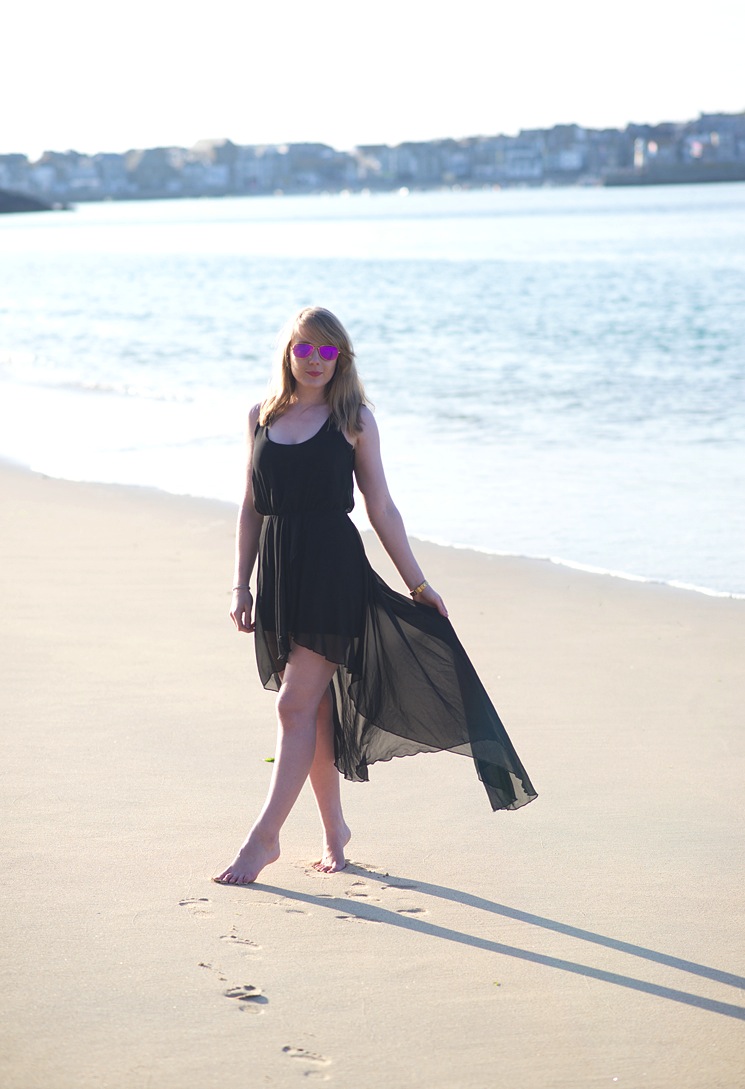 uk-blogger-on-beach-dress