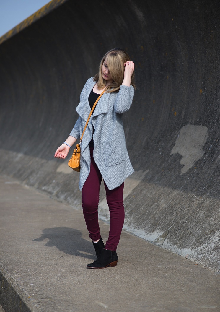 long-grey-cardigan-red-jeans