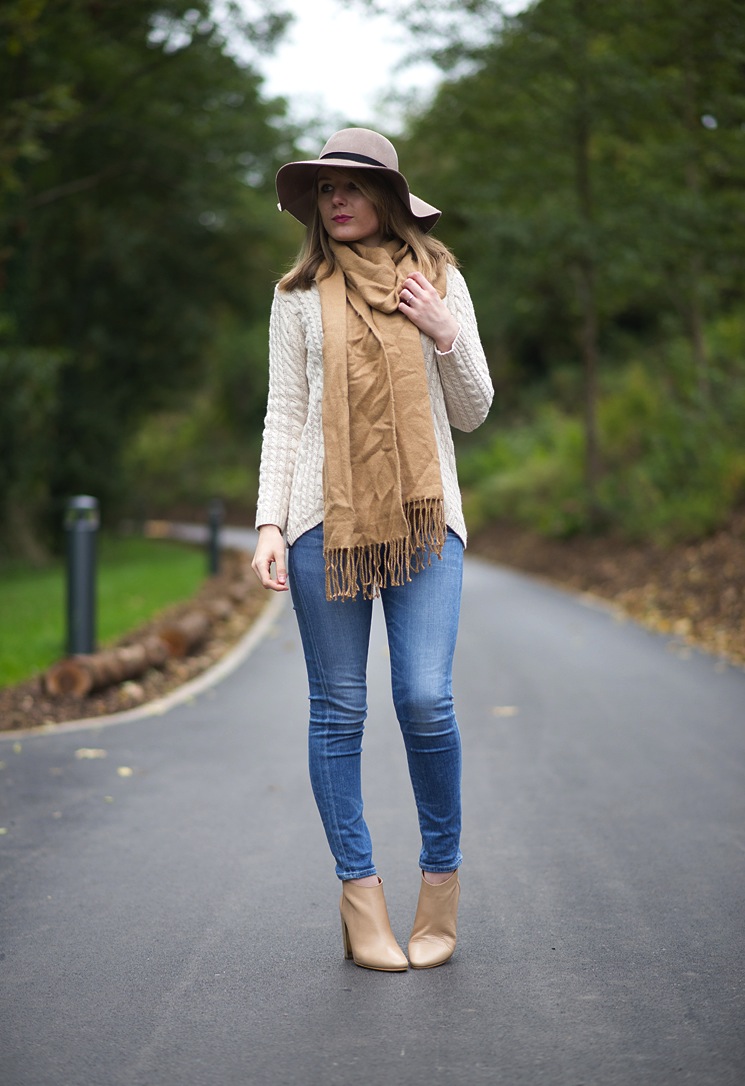 long-camel-brown-scarf-hat-jeans-outfit