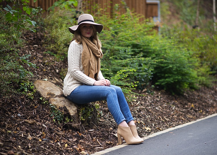 lorna-burford-jeans-hat-outfit-street-style