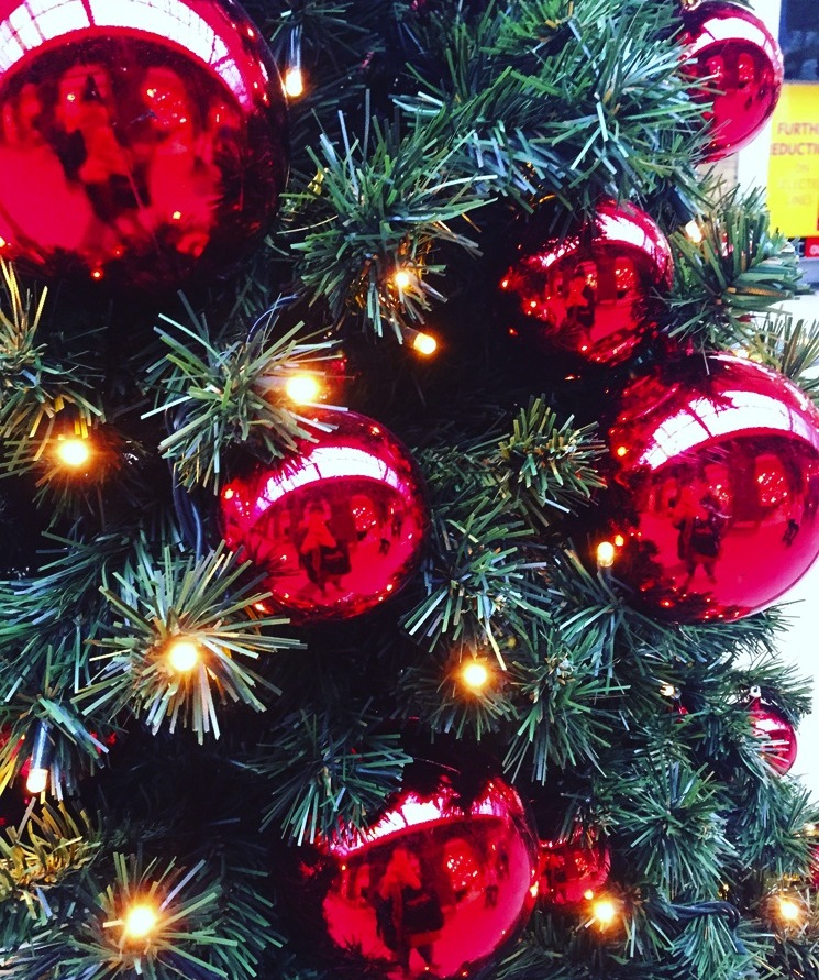 christmas-tree-red-balls