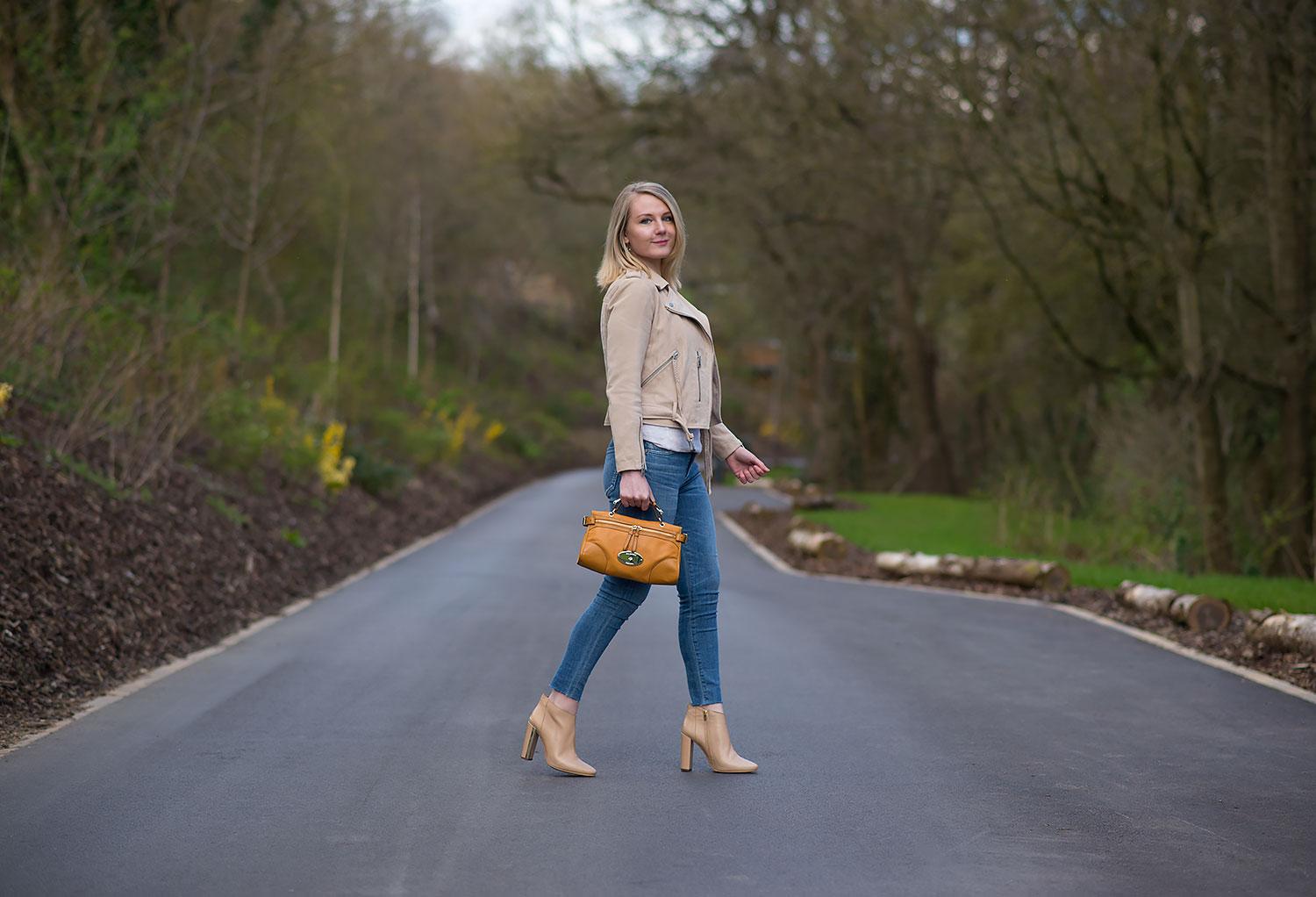fashion blogger in suede nude jacket with skinny jeans
