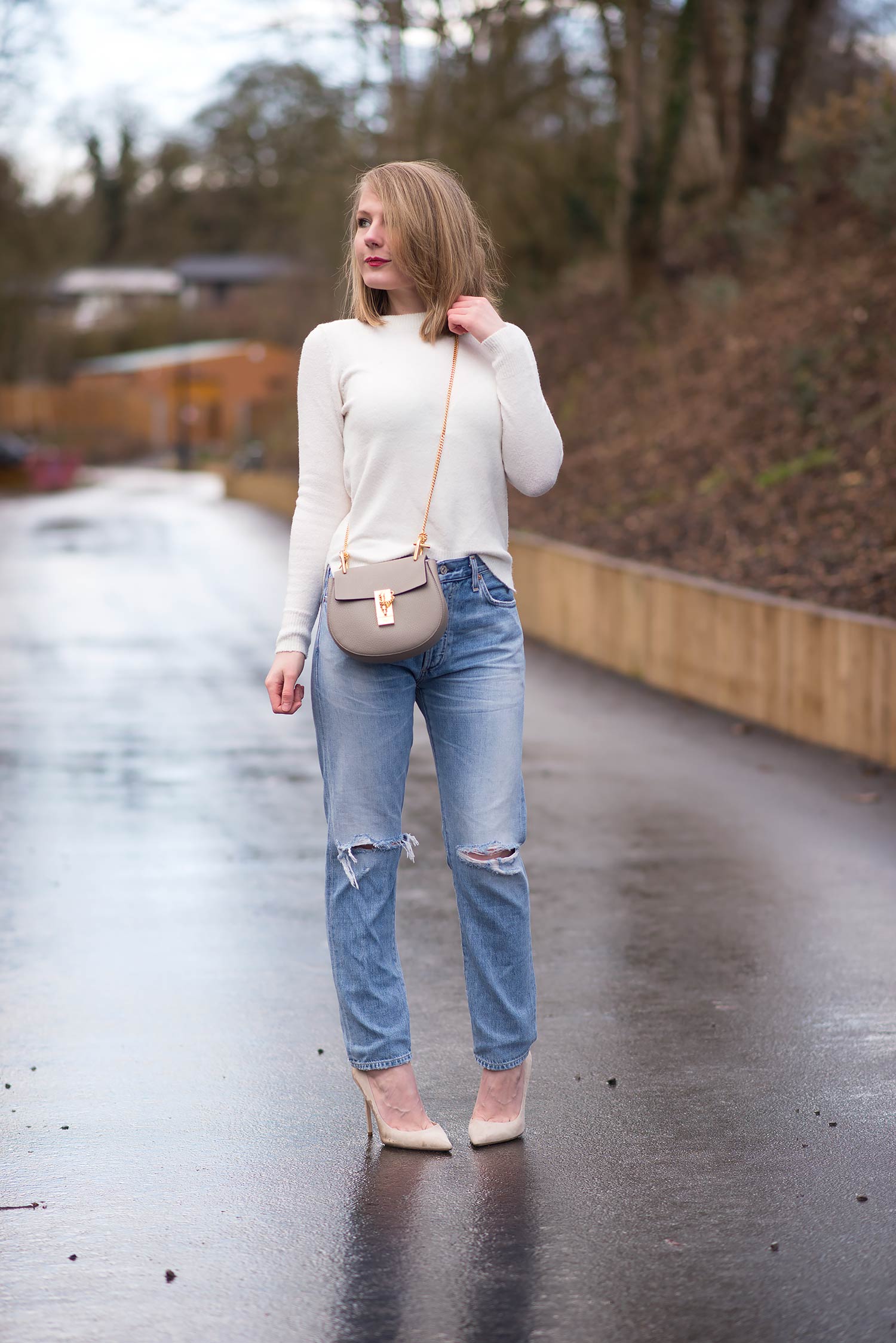 fashion blogger uk in mom jeans