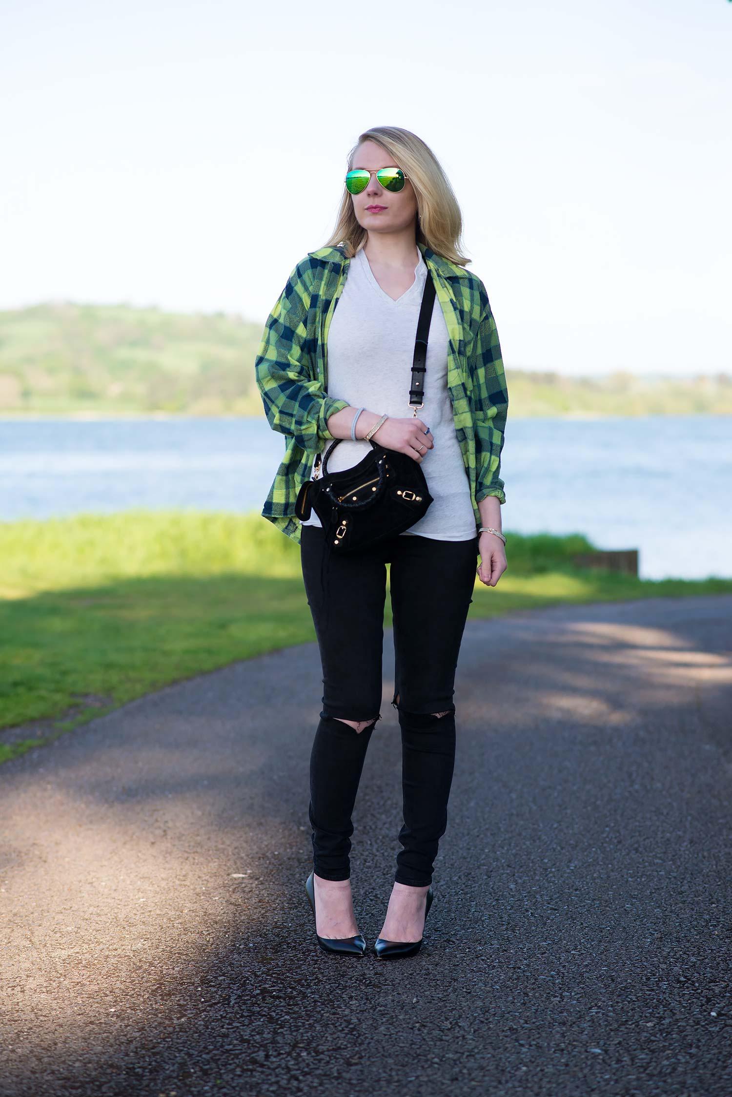 fashion blogger green vintage shirt with jeans