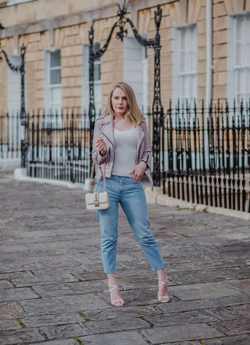 How To Style Mom Jeans For Short Women